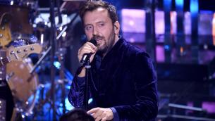 Sanremo 2022, Cremonini porta la magia degli stadi all'Ariston