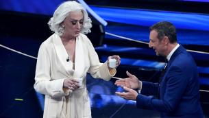 Sanremo 2022, Drusilla Foer incanta il pubblico: "Conduca il Festival"