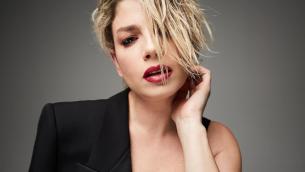Sanremo 2022, Emma e gesto femminista: "Sono donna libera e ci metto sempre la faccia"