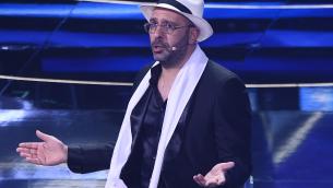 Sanremo 2022, Gismondo contro Zalone virologo: "Porti rispetto"