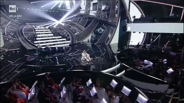 Sanremo 2022, Mahmood e Blanco: concerto (a sorpresa) in hotel - Video