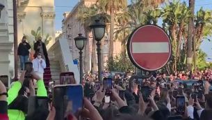 Sanremo 2022, Mahmood e Blanco: l'assedio dei fan - Video