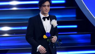 Sanremo 2023, con Tananai sul palco i colori dell'Ucraina