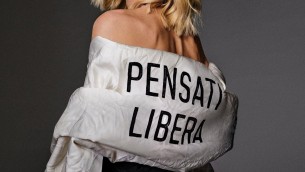 Sanremo 2023, Ferragni in scena con l'abito manifesto: "Pensati libera"
