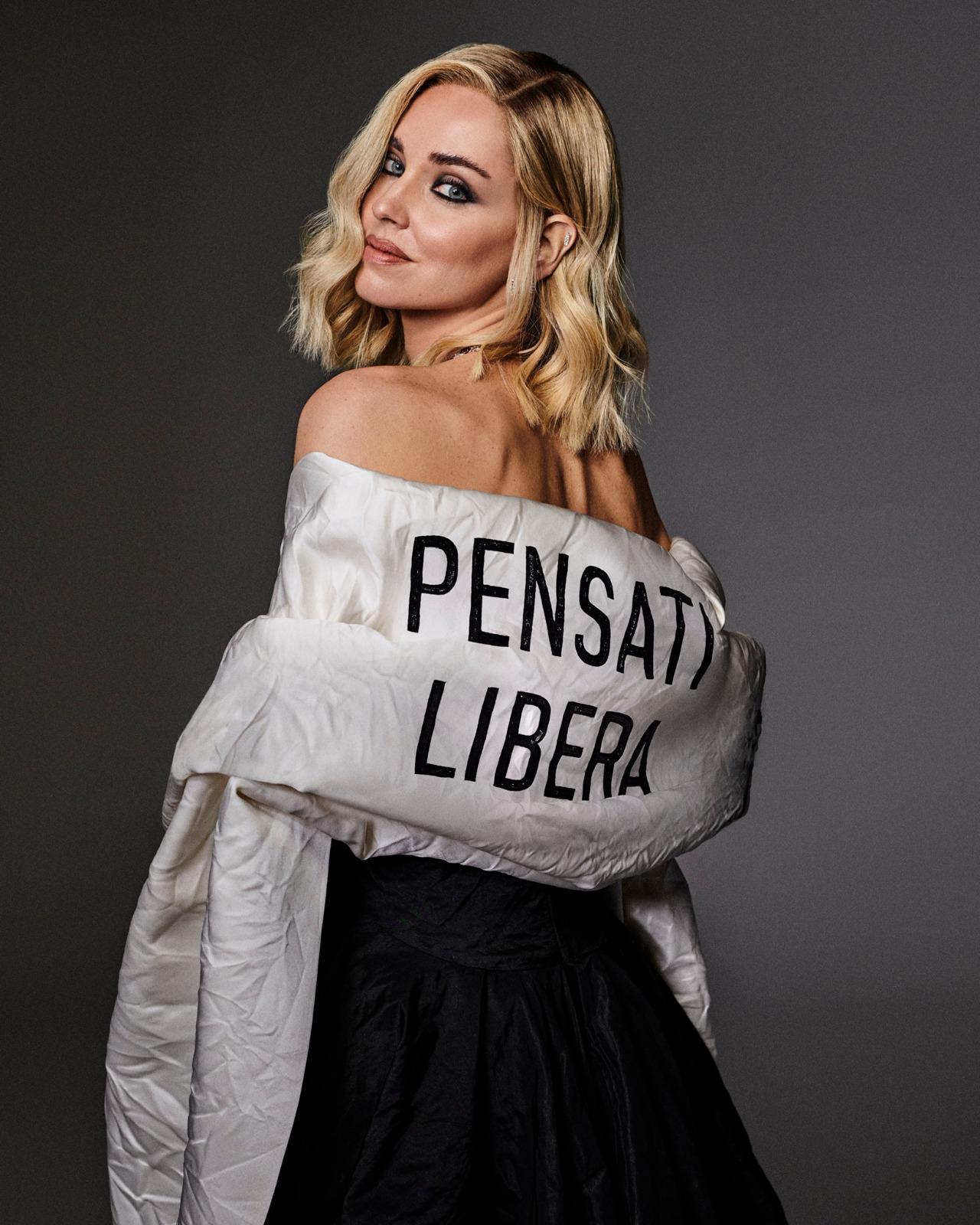 Sanremo 2023, Ferragni in scena con l'abito manifesto: "Pensati libera"