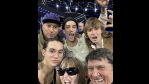 Sanremo 2023, Morandi 'dimentica' Tom Morello nel selfie con i Maneskin