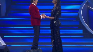 Sanremo 2023, Morandi su uno sgabello balla con la Egonu