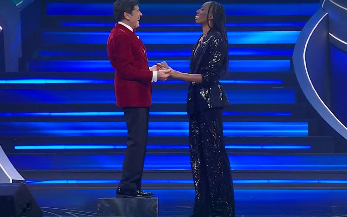 Sanremo 2023, Morandi su uno sgabello balla con la Egonu