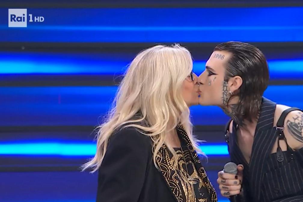 Sanremo 2023, Rosa Chemical bacia anche Venier: "E' il Festival dell'amore"