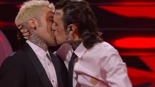 Sanremo 2023, Rosa Chemical-Fedez: il bacio davanti a Chiara Ferragni