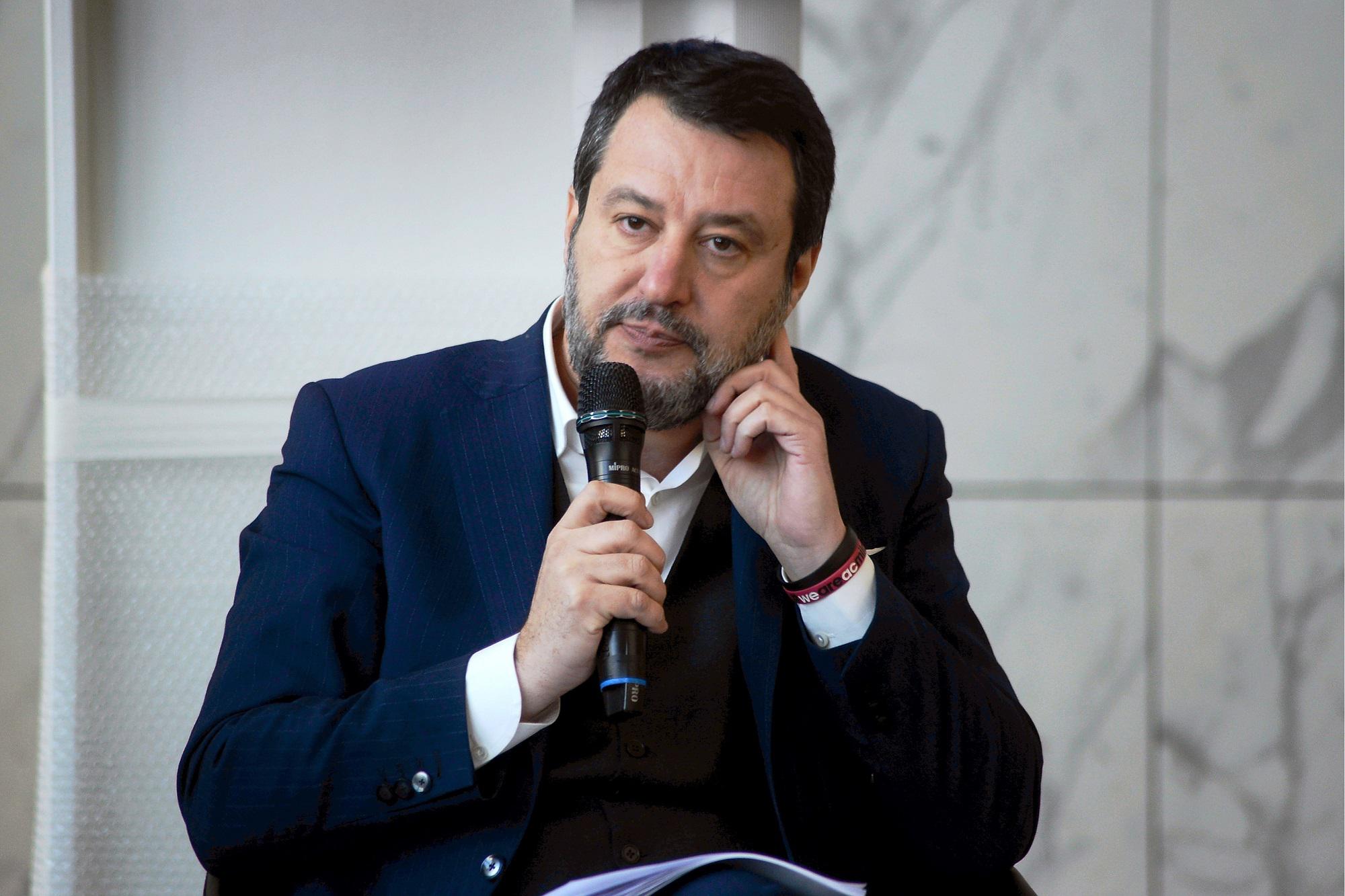 Sanremo 2023, Salvini: "Per fortuna si esibiranno solo cantanti..