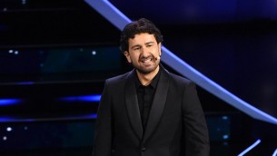 Sanremo 2023, Siani e l'uso eccessivo del telefonino: "Una spigola mi ha chiesto di rifarle la foto"