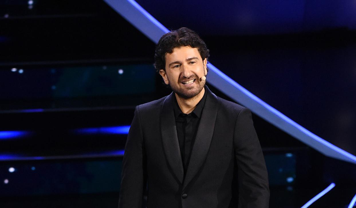 Sanremo 2023, Siani e l'uso eccessivo del telefonino: "Una spigola mi ha chiesto di rifarle la foto"