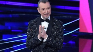 Sanremo 2024, Amadeus si commuove: "Un festival di tutti, grazie"