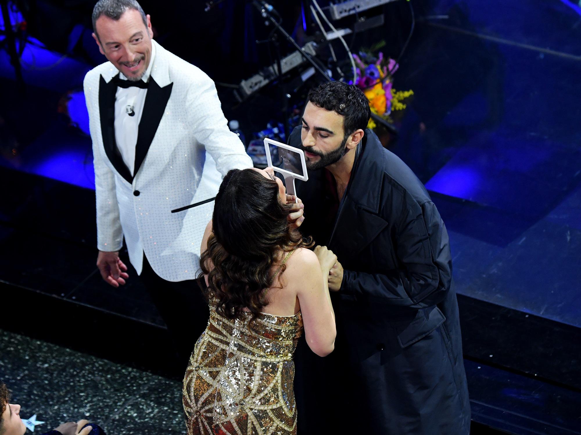 Sanremo 2024, Mengoni distribuisce il 'preserbacino': ecco il kit a prova di Festival