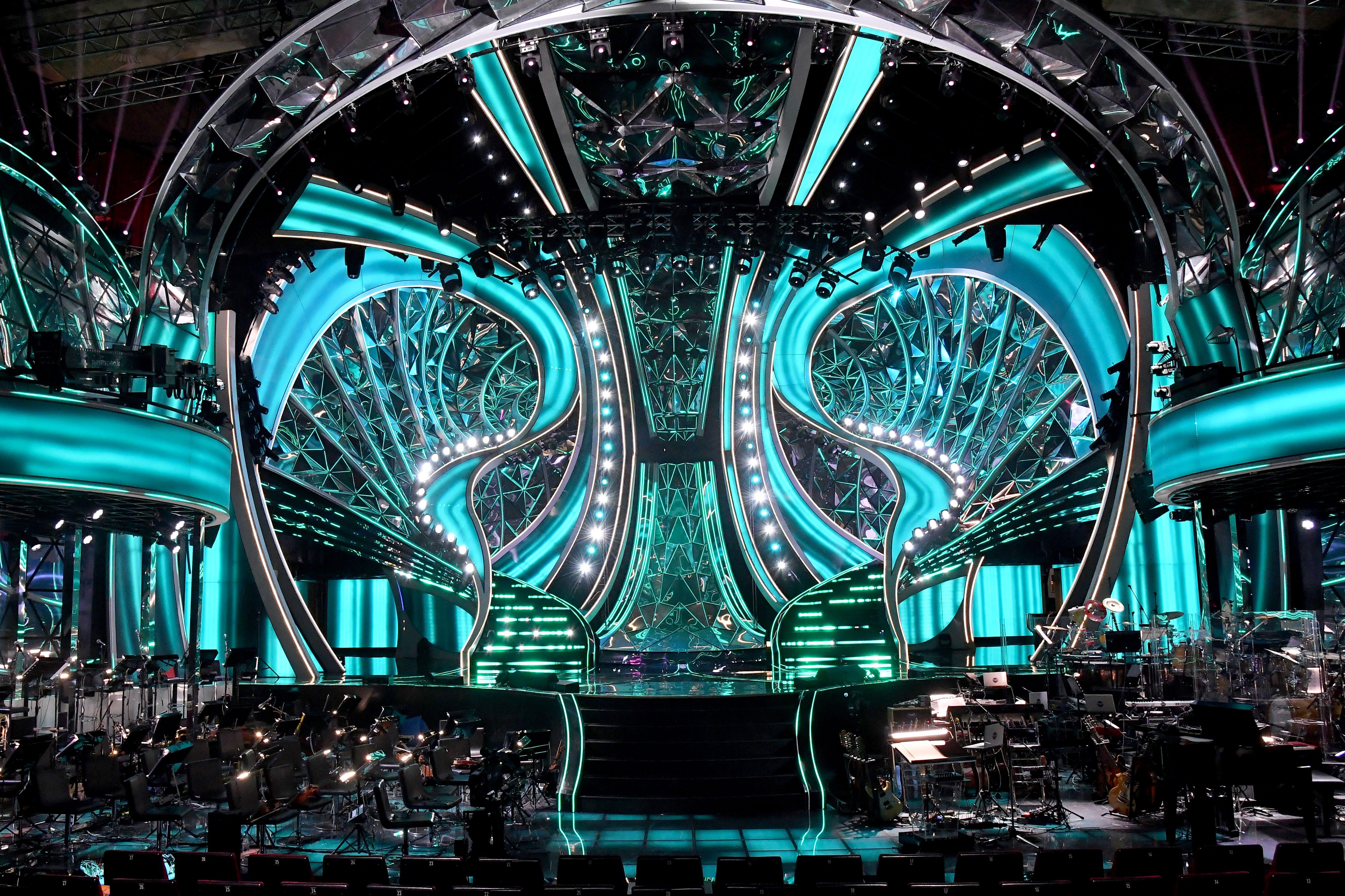 Sanremo 2024, prima serata al via: Amadeus, Mengoni e show con i 30 cantanti
