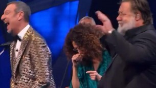 Sanremo 2024, Russell Crowe show: l'anti-Travolta si prende l'Ariston