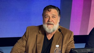 Sanremo 2024, Russell Crowe torna al festival da 'italiano': "Cerco casa"