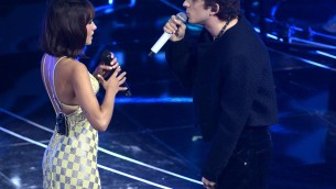 Sanremo 2024, serata cover tra grandi ospiti e autocelebrazioni