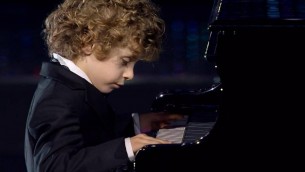 Sanremo 2025, Alessandro Gervasi: chi è il piccolo attore pianista prodigio