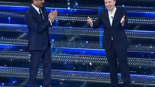 Sanremo 2025, Benigni mattatore e incanto cover: ecco il film della quarta serata