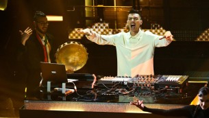 Sanremo 2025, Gabry Ponte apre la finale con la techno-tarantella