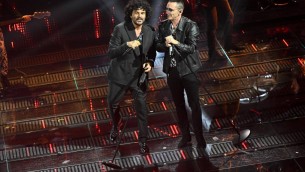 Sanremo 2025, Kekko bacia Renga dopo l'esibizione: "Quanti punti sono?"