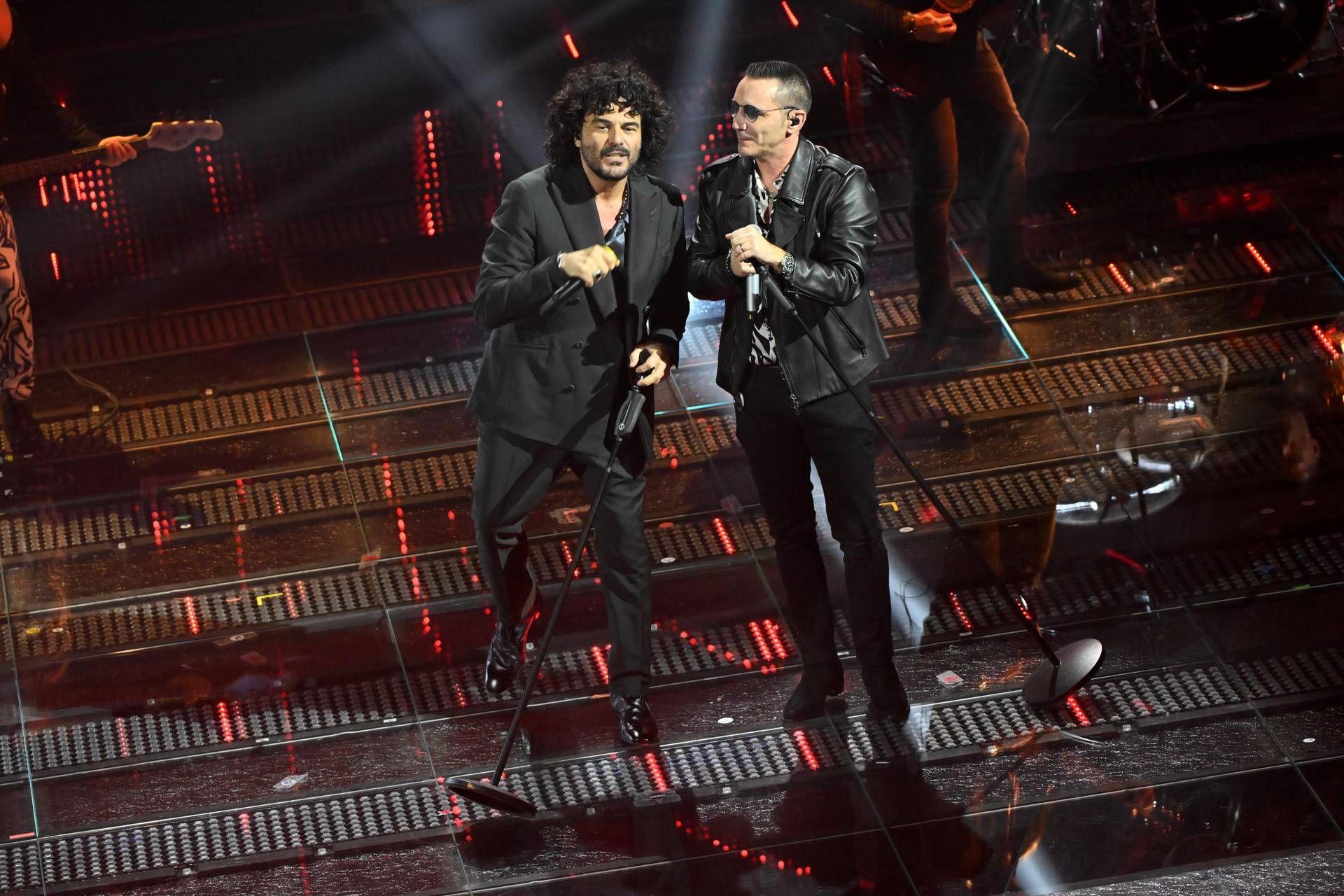 Sanremo 2025, Kekko bacia Renga dopo l'esibizione: "Quanti punti sono?"