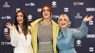 Sanremo 2025, la diretta della terza serata: Leone, Lamborghini e Follesa co-conduttrici