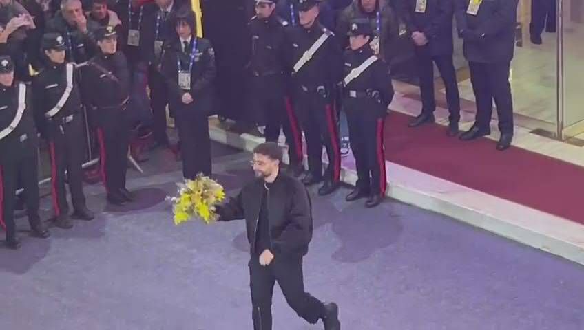 Sanremo 2025, la sfilata de cantanti: Achille Lauro reverendo e Tony Effe in pelliccia - Video