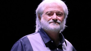 Sanremo 2025, l'escluso Amedeo Minghi lancia sondaggio su Fb