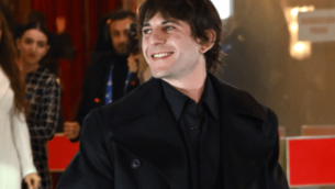 Sanremo 2025, Rkomi chi è: l'assenza del papà, il flirt con Paola Di Benedetto e il nome d'arte