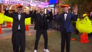 Sanremo, Fiorello fa ballare a John Travolta 'Qua Qua Dance' e Tarantella