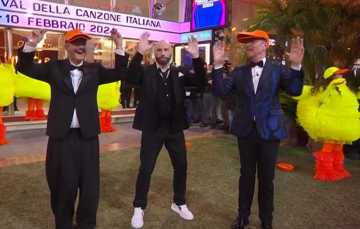 Sanremo, Fiorello fa ballare a John Travolta 'Qua Qua Dance' e Tarantella