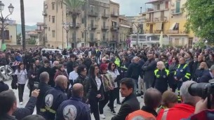 Sara Campanella, l'arrivo della bara bianca portata dagli amici - Video