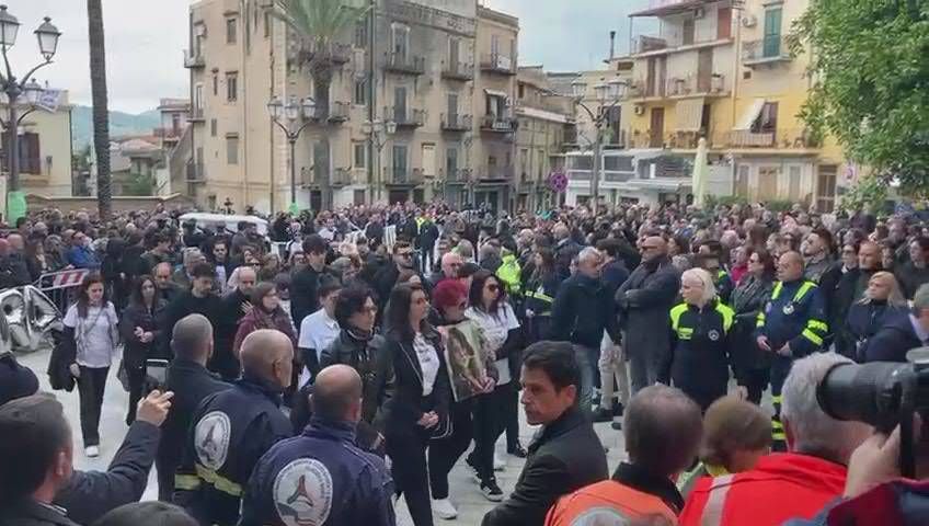 Sara Campanella, l'arrivo della bara bianca portata dagli amici - Video