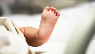 Sassari, neonato abbandonato in strada: madre arrestata per tentato omicidio