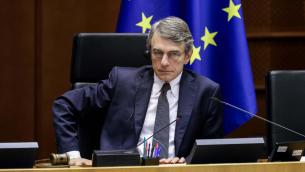 Sassoli contro Orban: "Chi non ama democrazia smantella parlamenti"