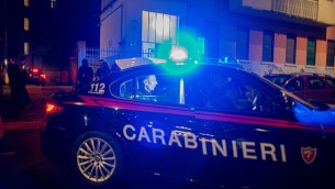 Savona, tenta di strangolare la moglie: arrestato 42enne