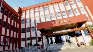 Scafati, muore a 59 anni fuori dal pronto soccorso: era chiuso per lavori