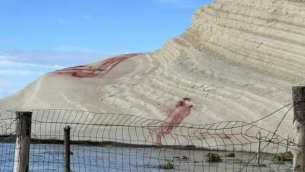 Scala dei Turchi danneggiata, chiazze rosse sulla marna bianca