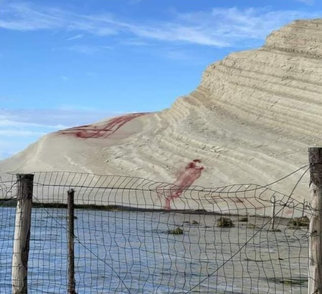 Scala dei Turchi danneggiata, chiazze rosse sulla marna bianca