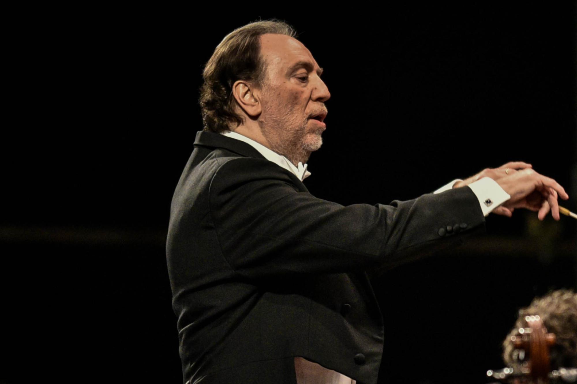 Scala, squilla un telefonino e Chailly ferma il concerto