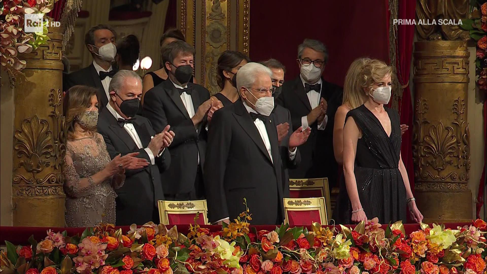 Scala, standing ovation per Mattarella: 6 minuti di applausi