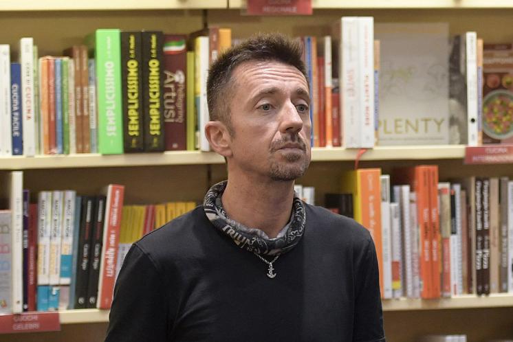 Scanzi vaccinato, nessun contratto da sospendere con La7