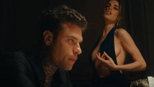 'Scelte stupide', fuori il nuovo singolo di Fedez e Clara - Video