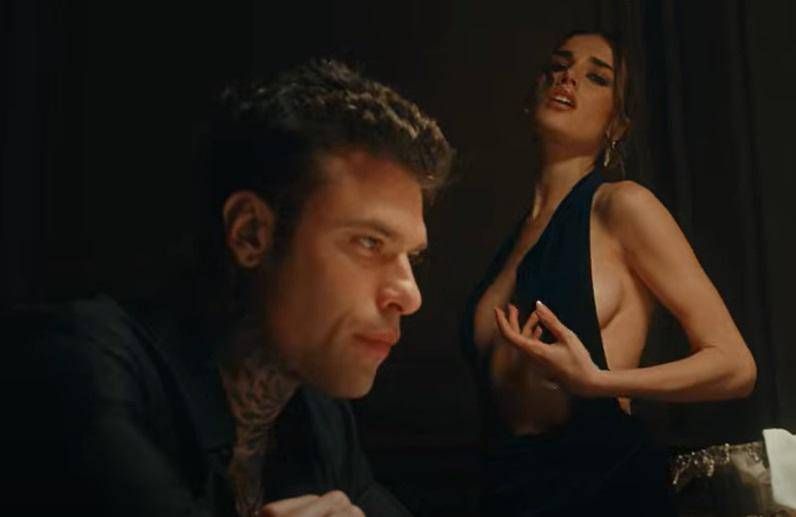 'Scelte stupide', fuori il nuovo singolo di Fedez e Clara - Video