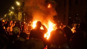"Scendiamo in piazza fino a nuove elezioni"