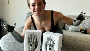 Scherma: Bebe Vio presenta le sue nuove mani bioniche, 'non vedo l'ora di fare tutti i gesti'