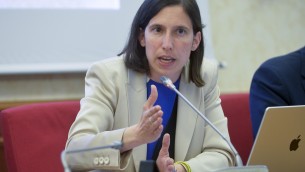 Schlein apre campagna e attacca Meloni: "Male in Europa, governo fragile"